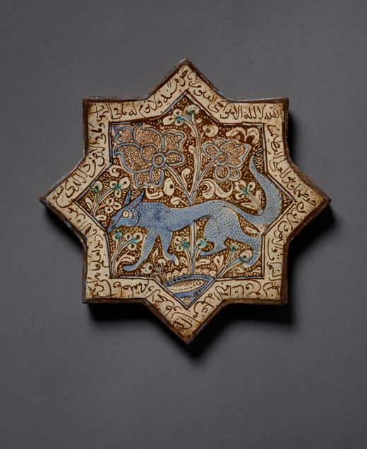 Star shaped tile decorated with a fox